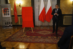 Zdjęcia z uroczystego odsłonięcia znaczka pocztowego Dziewięciu z 