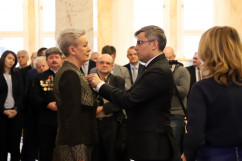 Galeria zdjęć z uroczystości wręczenia odznaczeń państwowych przez wojewodę Jarosława Wieczorka /fot. A. Karendał/