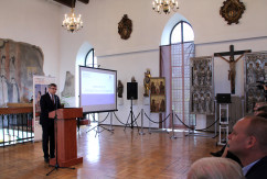 Galeria zawiera zdjęcia z konferencji odbywającej się w związku z 20 rocznicą tzw. powodzi tysiąclecia, która dotknęła m.in. Racibórz. W wydarzeniu wziął udział wojewoda Jarosław Wieczorek