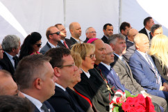 Galeria zawiera zdjęcia z uroczystości odsłonięcia tablicy upamiętniającej wizytę śp. Lecha Kaczyńskiego w koksowni Przyjaźń. Kwiaty pod tablicą złożył m.in. wicewojewoda Mariusz Trepka /fot. K. Kamasiński/