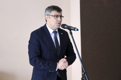 Fotogaleria zawiera zdjęcia z uroczystości w Knurowie zorganizowanej z okazji Dnia Edukacji Narodowej z udziałem wojewody Jarosława Wieczorka oraz dyrektora generalnego Urzędu Adama Ostaleckiego /fot. A. Karendał/