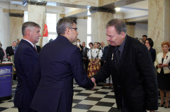 Fotogaleria zawiera zdjęcia z uroczystości wręczenia orderów i odznaczeń państwowych, które w imieniu Prezydenta RP wręczył wojewoda Jarosław Wieczorek w asyście II wicewojewody Mariusza Trepki. Odznaczenia odebrały osoby zasłużone w różnych dziedzinach życia społecznego, działalności  kulturalnej, charytatywnej oraz pracy zawodowej. Uroczystość uświetnił występ orkiestry Komendy Wojewódzkiej Policji w Katowicach oraz artystów Zespołu Pieśni i Tańca Śląsk.