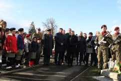 Fotogaleria przedstawia składanie przez wojewodów kwiatów oraz zapalanie zniczy na cmentarzach i mogiłach w związku z dniem Wszystkich Świętych