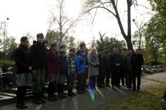 Fotogaleria przedstawia składanie przez wojewodów kwiatów oraz zapalanie zniczy na cmentarzach i mogiłach w związku z dniem Wszystkich Świętych