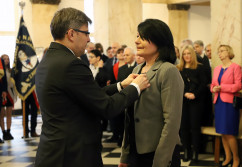 Galeria zdjęć z uroczystości wręczenia odznaczeń państwowych przez wojewodę Jarosława Wieczorka /fot. A. Karendał/