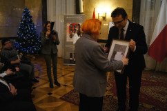 Zdjęcia z uroczystego odsłonięcia znaczka pocztowego Dziewięciu z 
