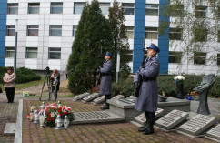 Fotogaleria przedstawia składanie przez wojewodów kwiatów oraz zapalanie zniczy na cmentarzach i mogiłach w związku z dniem Wszystkich Świętych