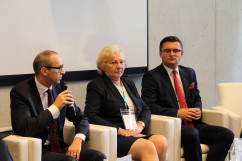 Galeria prezentuje zdjęcia z panelu dyskusyjnego nt. metropolii z udziałem wojewody Jarosława Wieczorka, a także z sesji, w której uczestniczyła minister edukacji Anna Zalewska  /fot. A. Karendał/