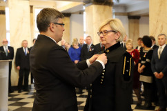Galeria zdjęć z uroczystości wręczenia odznaczeń państwowych przez wojewodę Jarosława Wieczorka /fot. A. Karendał/