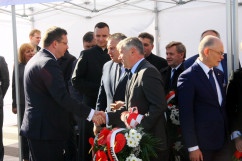 Galeria zawiera zdjęcia z uroczystości odsłonięcia tablicy upamiętniającej wizytę śp. Lecha Kaczyńskiego w koksowni Przyjaźń. Kwiaty pod tablicą złożył m.in. wicewojewoda Mariusz Trepka /fot. K. Kamasiński/