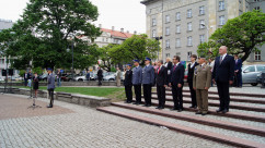 Zdjęcia z uroczystości podniesienia flagi na maszt z okazji Dnia Flagi Rzeczpospolitej Polskiej.