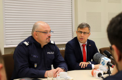 Galeria ze zdjęciami z odbywającej się w Centrum Powiadamiania Ratunkowego konferencji prasowej z udziałem wojewody Jarosława Wieczorka nt. przejęcia przez nr  112 numeru alarmowego policji 997 /fot. A. Karendał/