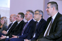 Fotogaleria zawiera zdjęcia z uroczystości w Knurowie zorganizowanej z okazji Dnia Edukacji Narodowej z udziałem wojewody Jarosława Wieczorka oraz dyrektora generalnego Urzędu Adama Ostaleckiego /fot. A. Karendał/