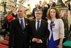 Galeria zdjęć z uroczystości wręczenia odznaczeń państwowych przez wojewodę Jarosława Wieczorka /fot. A. Karendał/