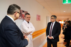 Galeria zdjęć z wizyty wojewody Jarosława Wieczorka w Szpitalu Miejskim w Rudzie Śląskiej w związku z przekazaniem sprzętu dla noworodków /fot. A. Karendał/