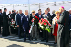 Galeria zawiera zdjęcia z uroczystości odsłonięcia tablicy upamiętniającej wizytę śp. Lecha Kaczyńskiego w koksowni Przyjaźń. Kwiaty pod tablicą złożył m.in. wicewojewoda Mariusz Trepka /fot. K. Kamasiński/