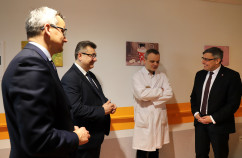 Galeria zdjęć z wizyty wojewody Jarosława Wieczorka w Szpitalu Miejskim w Rudzie Śląskiej w związku z przekazaniem sprzętu dla noworodków /fot. A. Karendał/