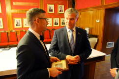 Galeria zdjęć z uroczystości wręczenia odznaczeń państwowych przez wicewojewodę Trepkę podczas Święta Uczelni Uniwersytetu Ekonomicznego /fot. K. Kamasiński/