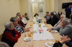 O najnowszej edycji programu „Senior+” i zmianach w systemie pomocy społecznej rozmawiano dziś w bielskiej delegaturze Śląskiego Urzędu Wojewódzkiego. Odwiedzono też klub seniora w Wilamowicach /fot. A. Karendał/