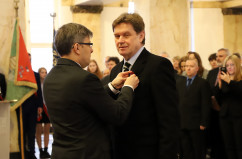 Galeria zdjęć z uroczystości wręczenia odznaczeń państwowych przez wojewodę Jarosława Wieczorka /fot. A. Karendał/