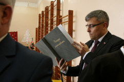 Zdjęcia z uroczystości zakończenia budowy kolejnego etapu wodociągu dla gminy Koniecpol z udziałem wojewody Jarosława Wieczorka i wicewojewody Mariusza Trepki.