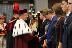 Galeria zdjęć z uroczystej inauguracji roku akademickiego na Uniwersytecie Ekonomicznym w Katowicach, w której wziął udział wicewojewoda Jan Chrząszcz.