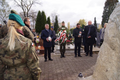 Fotogaleria przedstawia składanie przez wojewodów kwiatów oraz zapalanie zniczy na cmentarzach i mogiłach w związku z dniem Wszystkich Świętych