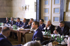 Galeria zawiera zdjęcia z posiedzenia plenarnego WRDS na Sali Marmurowej z udziałem II wicewojewody Mariusza Trepki /fot. K. Kamasiński/