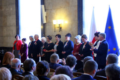 Galeria zdjęć z uroczystości wręczenia nauczycielom medali Komisji Edukacji Narodowej oraz nagród Ministra Edukacji Narodowej i Śląskiego Kuratora Oświaty, z udziałem wicewojewody Mariusza Trepki.