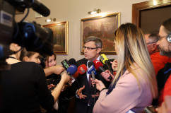 Galeria ze zdjęciami z briefingu ws. realizacji ustawy dekomunizacyjnej, podczas którego wojewoda Jarosław Wieczorek podpisał zarządzenia zmieniające nazwy ulic / fot. A. Karendał/