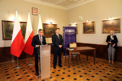 Galeria ze zdjęciami z briefingu ws. realizacji ustawy dekomunizacyjnej, podczas którego wojewoda Jarosław Wieczorek podpisał zarządzenia zmieniające nazwy ulic / fot. A. Karendał/
