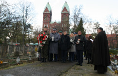 Fotogaleria przedstawia składanie przez wojewodów kwiatów oraz zapalanie zniczy na cmentarzach i mogiłach w związku z dniem Wszystkich Świętych