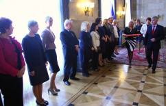 Galeria zdjęć z uroczystości wręczenia nauczycielom medali Komisji Edukacji Narodowej oraz nagród Ministra Edukacji Narodowej i Śląskiego Kuratora Oświaty, z udziałem wicewojewody Mariusza Trepki.