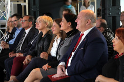 Galeria zawiera zdjęcia z wręczenia nagród laureatom etapu wojewódzkiego XV edycji Ogólnopolskiego Konkursu Plastycznego nt. sztuki osób niepełnosprawnych z udziałem wicewojewody Jana Chrząszcza. Uroczystości towarzyszyła wystawa prac konkursowych.