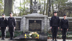 Fotogaleria przedstawia składanie przez wojewodów kwiatów oraz zapalanie zniczy na cmentarzach i mogiłach w związku z dniem Wszystkich Świętych