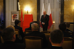 Zdjęcia z uroczystego odsłonięcia znaczka pocztowego Dziewięciu z 