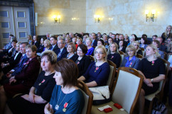 Galeria zdjęć z uroczystości wręczenia nauczycielom medali Komisji Edukacji Narodowej oraz nagród Ministra Edukacji Narodowej i Śląskiego Kuratora Oświaty, z udziałem wicewojewody Mariusza Trepki.