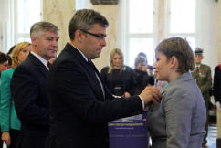 Fotogaleria zawiera zdjęcia z uroczystości wręczenia orderów i odznaczeń państwowych, które w imieniu Prezydenta RP wręczył wojewoda Jarosław Wieczorek w asyście II wicewojewody Mariusza Trepki. Odznaczenia odebrały osoby zasłużone w różnych dziedzinach życia społecznego, działalności  kulturalnej, charytatywnej oraz pracy zawodowej. Uroczystość uświetnił występ orkiestry Komendy Wojewódzkiej Policji w Katowicach oraz artystów Zespołu Pieśni i Tańca Śląsk.