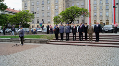 Zdjęcia z uroczystości podniesienia flagi na maszt z okazji Dnia Flagi Rzeczpospolitej Polskiej.