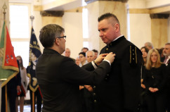 Galeria zdjęć z uroczystości wręczenia odznaczeń państwowych przez wojewodę Jarosława Wieczorka /fot. A. Karendał/