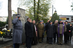 Fotogaleria przedstawia składanie przez wojewodów kwiatów oraz zapalanie zniczy na cmentarzach i mogiłach w związku z dniem Wszystkich Świętych