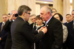 Galeria zdjęć z uroczystości wręczenia odznaczeń państwowych przez wojewodę Jarosława Wieczorka /fot. A. Karendał/