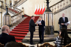 Galeria zdjęć z uroczystego przekazania promes na usuwanie skutków klęsk żywiołowych przez Wojewodę Jarosława Wieczorka /fot. Anna Karendał/