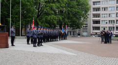 Zdjęcia z uroczystości podniesienia flagi na maszt z okazji Dnia Flagi Rzeczpospolitej Polskiej.