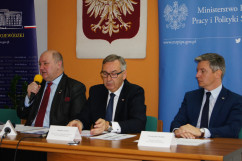 Fotogaleria dotyczy konferencji prasowej poświęconej programom 