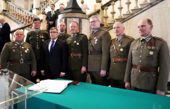 Galeria zdjęć z uroczystości wręczenia odznaczeń państwowych przez wojewodę Jarosława Wieczorka /fot. A. Karendał/