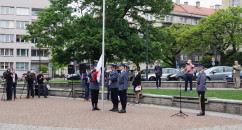 Zdjęcia z uroczystości podniesienia flagi na maszt z okazji Dnia Flagi Rzeczpospolitej Polskiej.