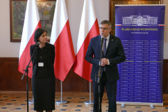 Zdjęcia z briefingu prasowego wojewody Jarosława Wieczorka nt. lokalnej infrastruktury drogowej /fot. B. Szwedowski/