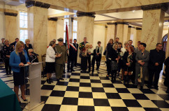 Galeria zdjęć z uroczystości wręczenia odznaczeń państwowych, która odbyła się w westybulu Urzędu /fot. A. Karendał/