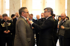 Galeria zdjęć z uroczystości wręczenia odznaczeń państwowych przez wojewodę Jarosława Wieczorka /fot. A. Karendał/